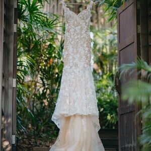 Elegant Cream Lace Wedding Dress